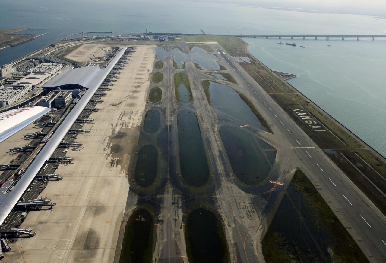 Typhoon kills 10 in Japan, boats move stranded passengers from airport