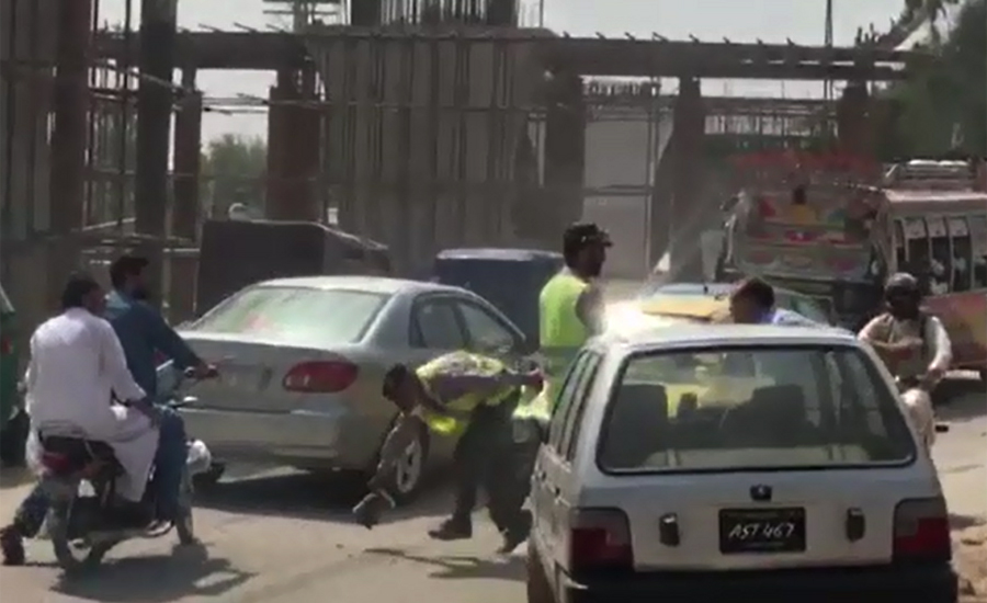 Elderly traffic warden beaten up by citizen in Peshawar