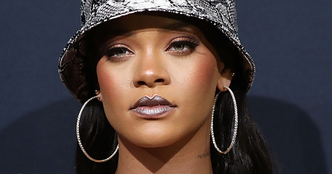 Singer Rihanna turns down Super Bowl show, backs Kaepernick