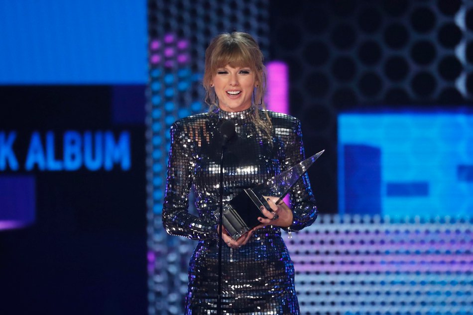 Taylor Swift sets new American Music Award record, urges people to vote