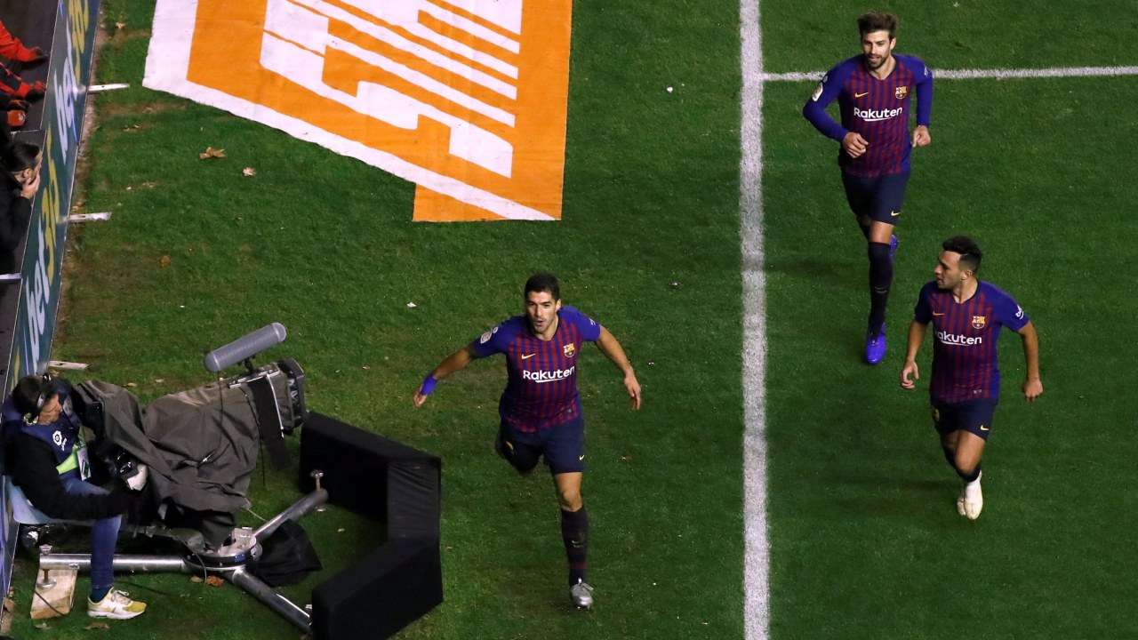 Suarez strikes late as Barca snatch victory at Rayo