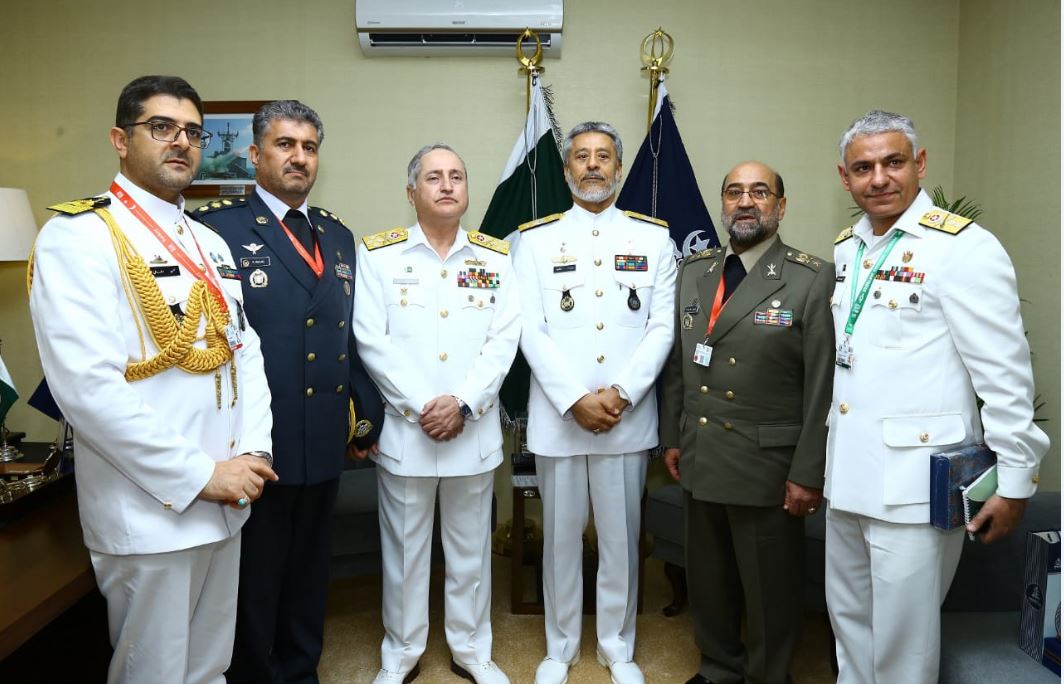 Top foreign officials meet naval chief at IDEAS 2018 exhibition