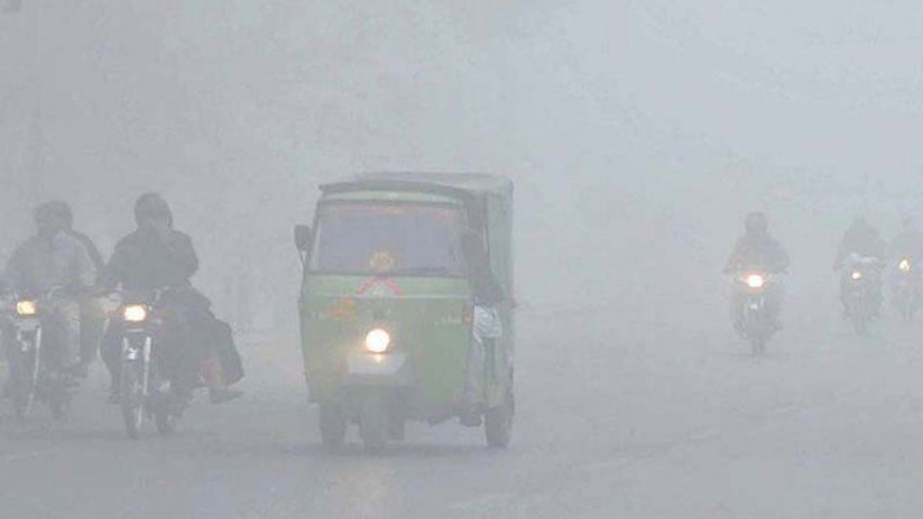 Dense fog engulfs different cities in Punjab