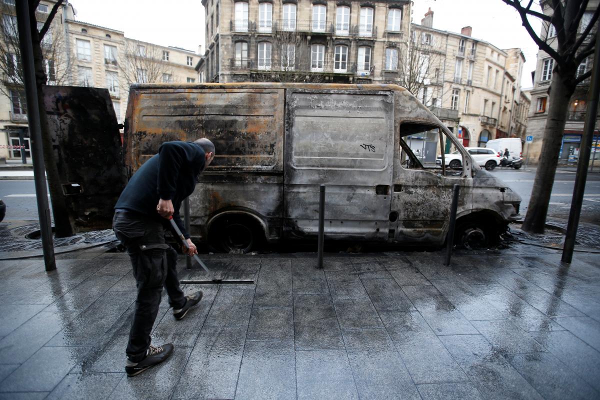 Macron prepares response to 'yellow vest' protesters as Paris cleans up