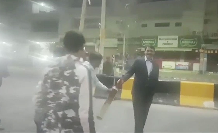 Video of DG ISPR playing cricket on a road in Karachi goes viral