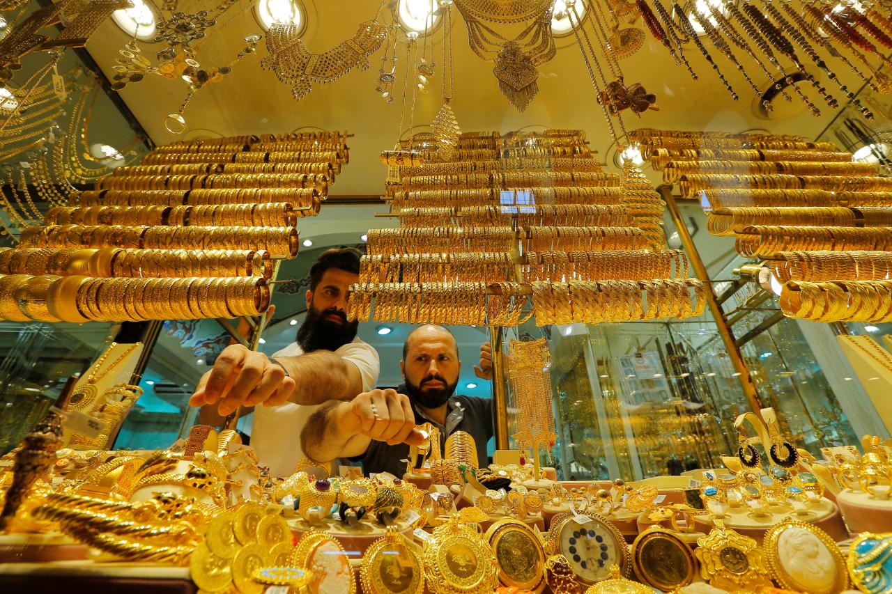 Gold rises as US political uncertainty breeds risk-aversion