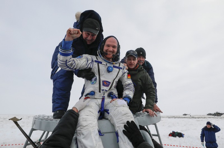 Astronauts return safely to Earth from Space Station