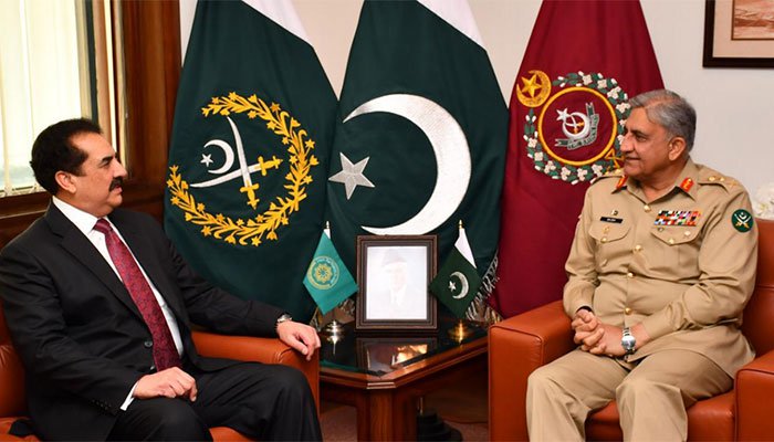 Raheel Sharif calls on COAS Gen Bajwa at GHQ