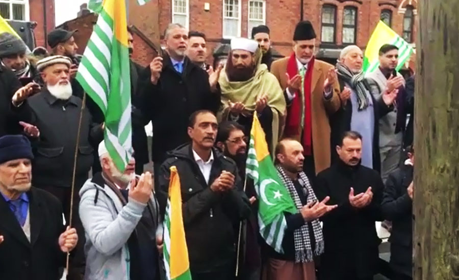 Overseas Pakistanis, Kashmiris being gathered outside 10 Downing Street