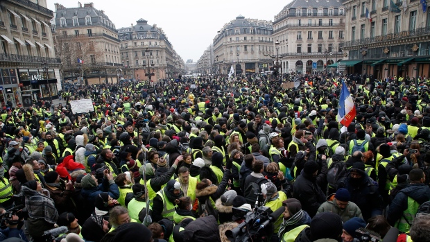 More violence in Paris as 'yellow vests' keep marching