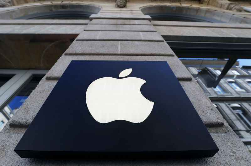 Apple invites Hollywood to Silicon Valley in TV push