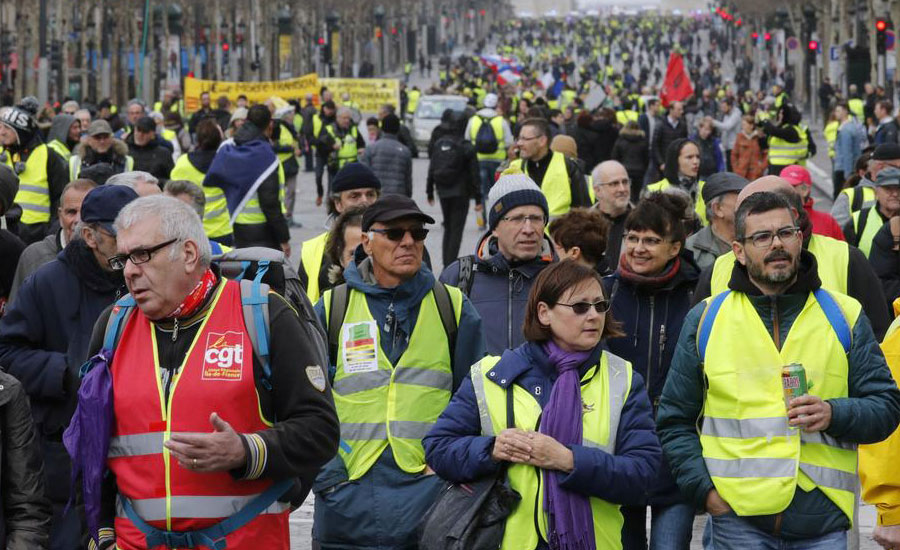 Hundreds march in Paris as childminders join 'yellow vest' protests