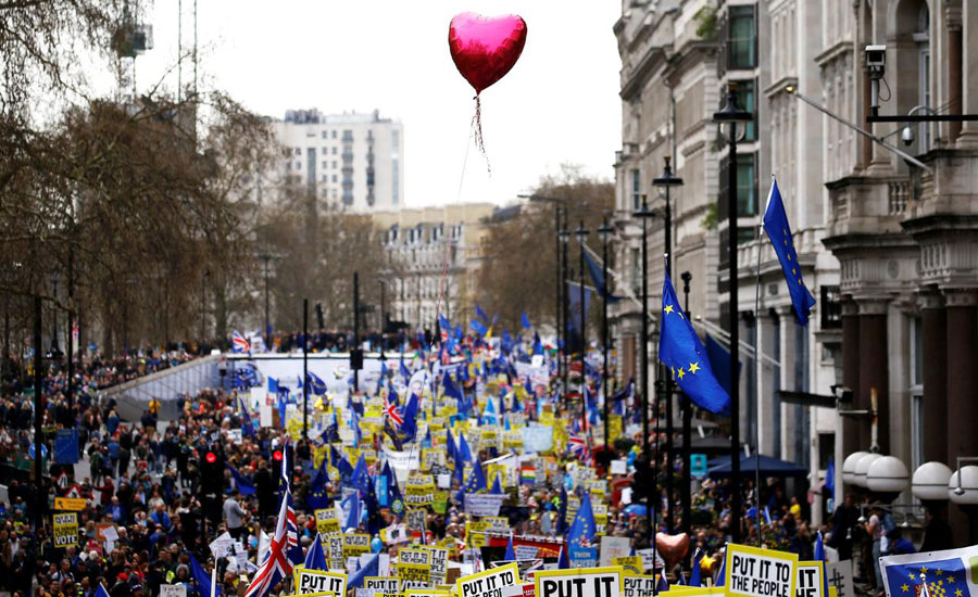 Hundreds of thousands march in London to demand new Brexit referendum