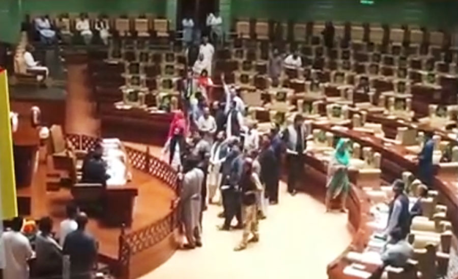 Opposition chants ‘Go Zardari Go’ slogans in Sindh Assembly