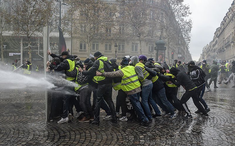 Yellow vest demonstrators, police clash in Paris