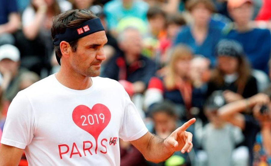 Federer returns on opening day at Roland Garros