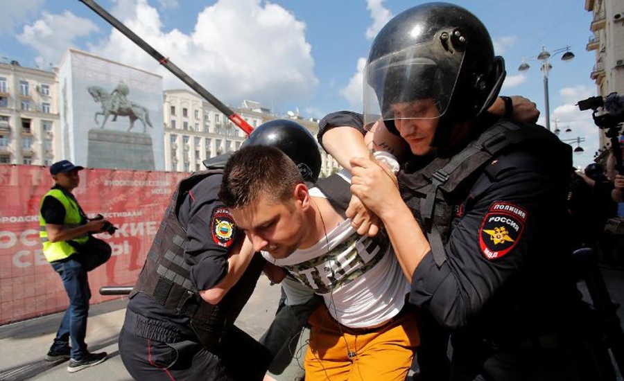 Russia detains more than 800 people in opposition crackdown