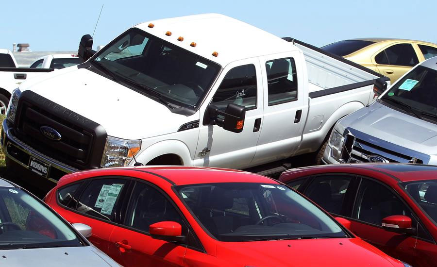 Automakers warm up to friendly hackers at cybersecurity conference