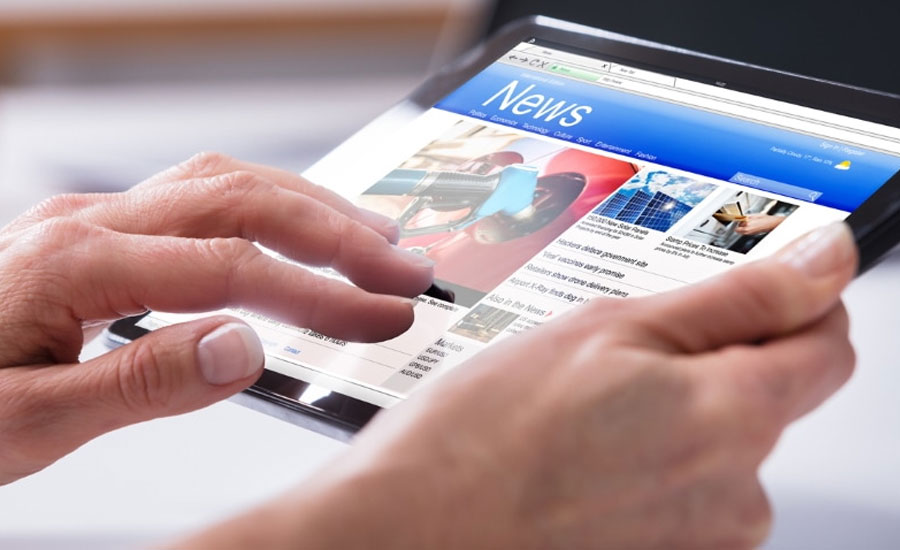 Facebook hiring journalists to curate its new News Tab