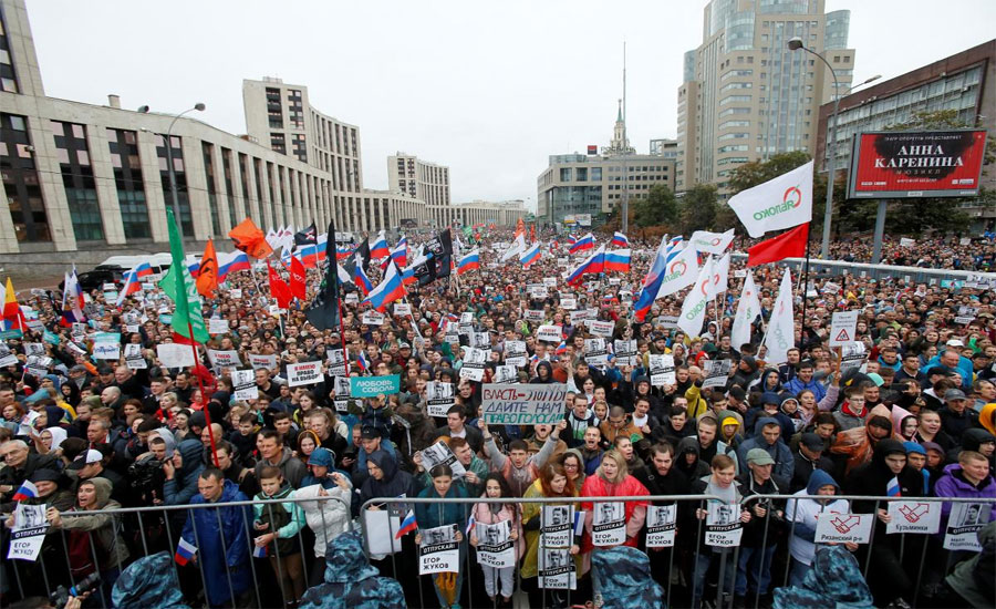 Thousands defy crackdown in Moscow's biggest protest for years