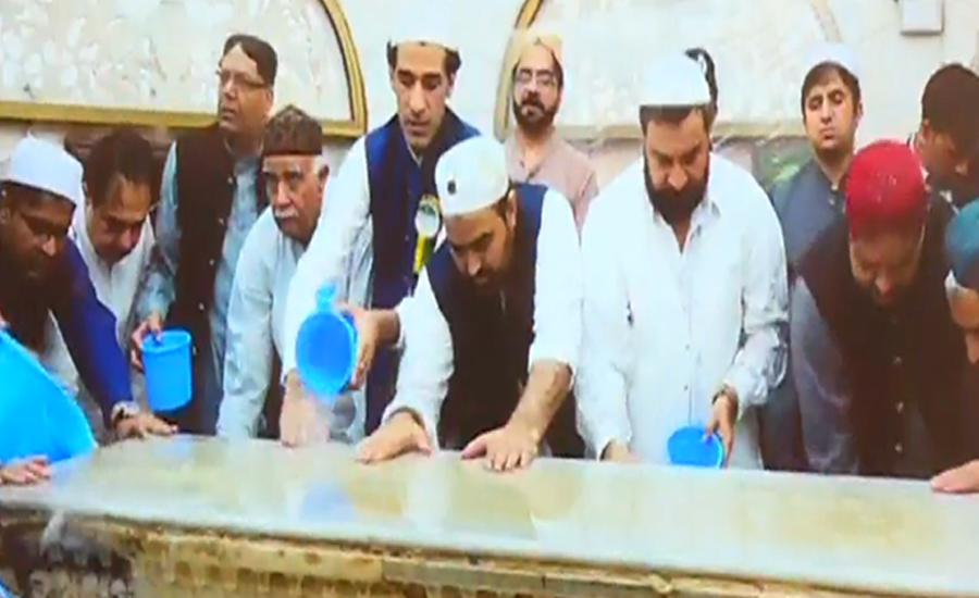 Ghusal of shrine of Hazrat Data Ganj Bakhsh (RA) performed