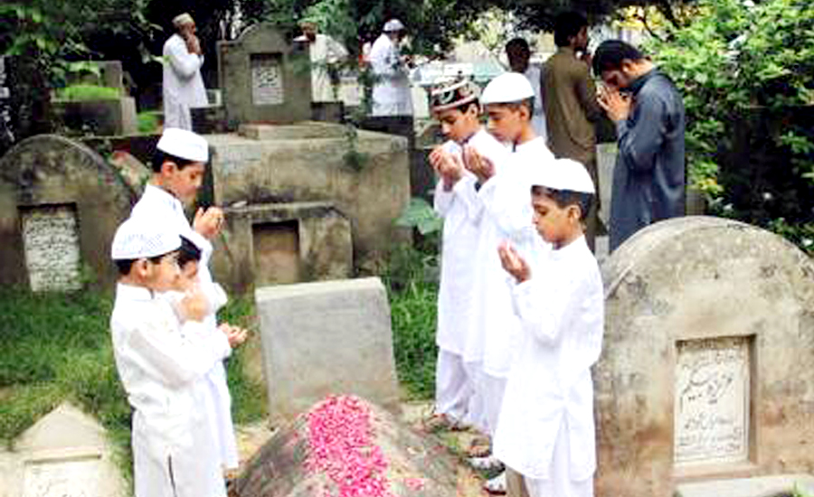 People throng graveyards on Youm-e-Ashur