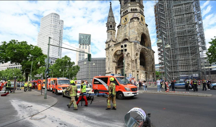 Car drives into a crowd in Berlin shopping street, one dead