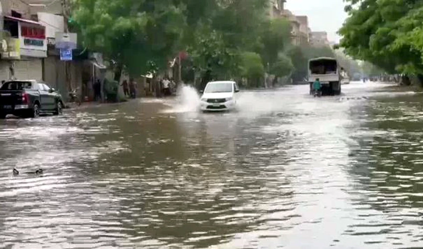 Man, daughter electrocuted as rains paralyze life in Karachi