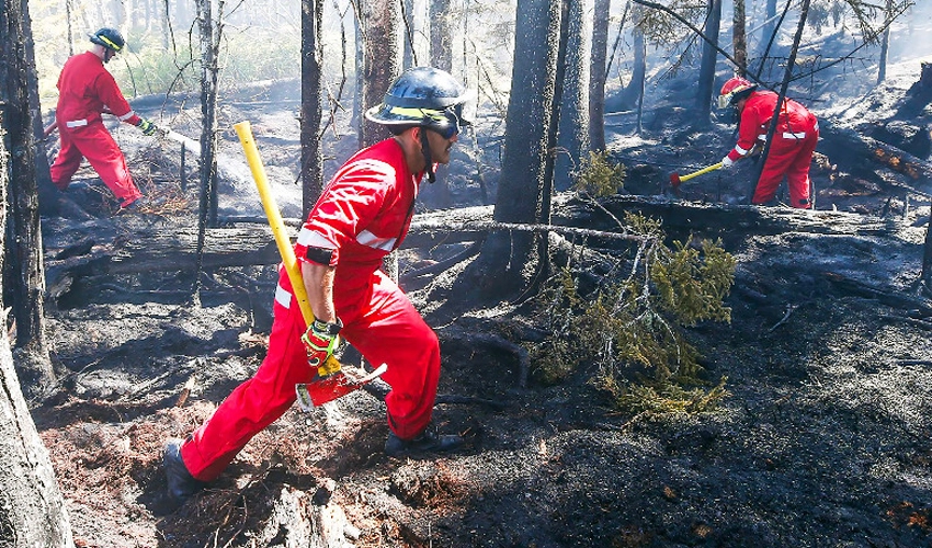 Thousands ordered to flee advancing wildfires in Quebec