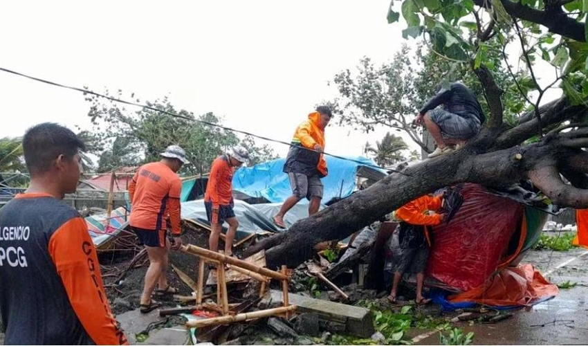 Typhoon Doksuri batters China, Taiwan with high winds and rain