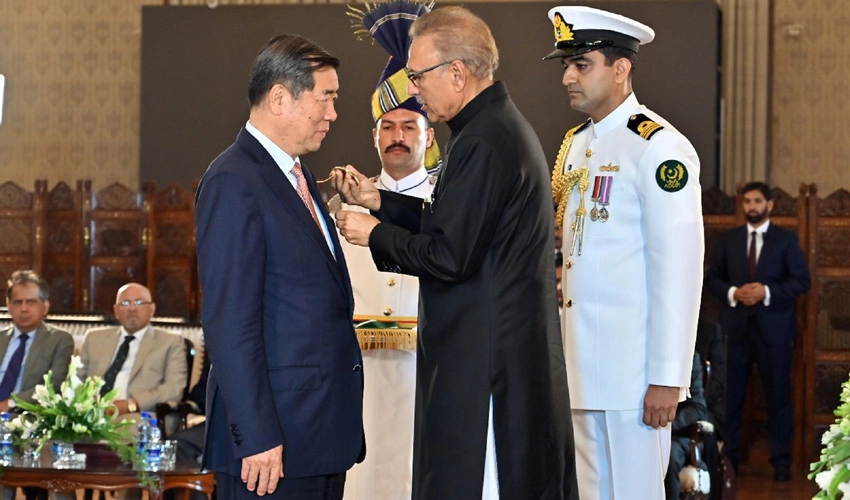 President Arif Alvi confers Hilal-i-Pakistan award on Chinese vice-premier