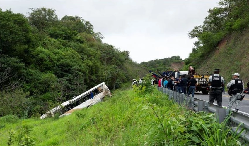 18 dead as Mexican bus carrying foreign migrants crashes