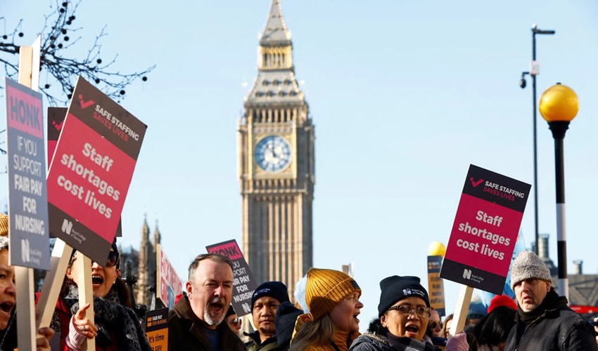 Doctors in England stage fresh strike over pay