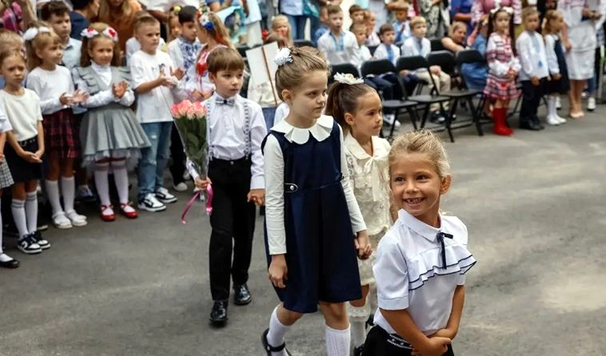 Bomb threats in Kyiv as Ukraine children go back to school