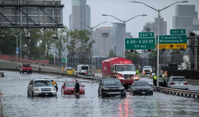 New York flooded by heavy rains, subway partly paralyzed