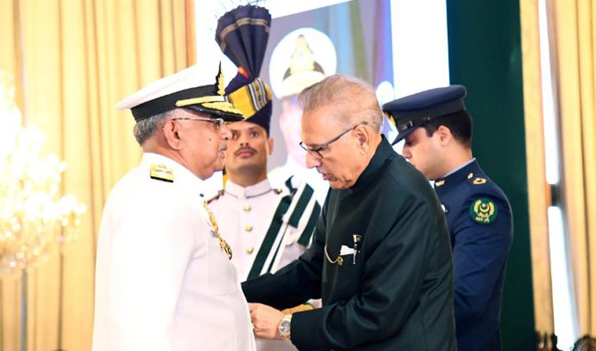 President Arif Alvi confers Nishan-e-Imtiaz (M) upon CNS Naveed Ashraf