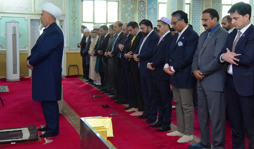 Caretaker PM Kakar offers Friday prayers at Urumqi’s historic Grand Bazar Mosque