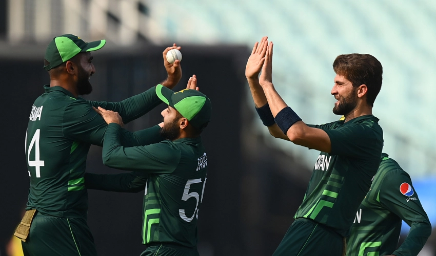 Pakistan down Bangladesh to stay alive at World Cup