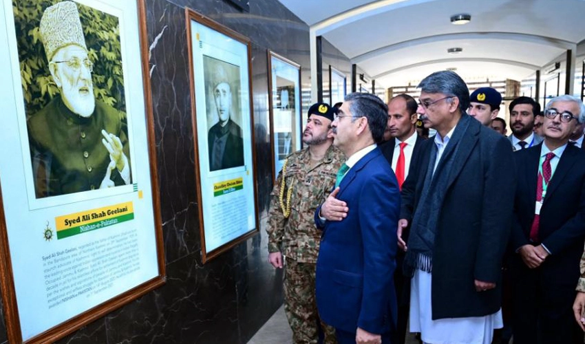 PM visits Yadgar-e-Shuhada in AJK, lays floral wreath to pay homage to martyrs