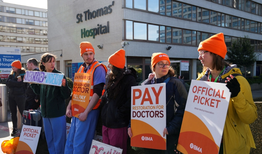 Hospital doctors in England start new strike over pay