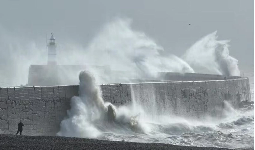 Storm Isha batters UK, cutting power and diverting flights