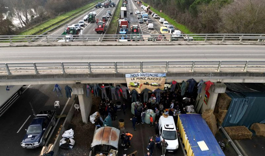 French farmers keep up roadblock protests to pressure government