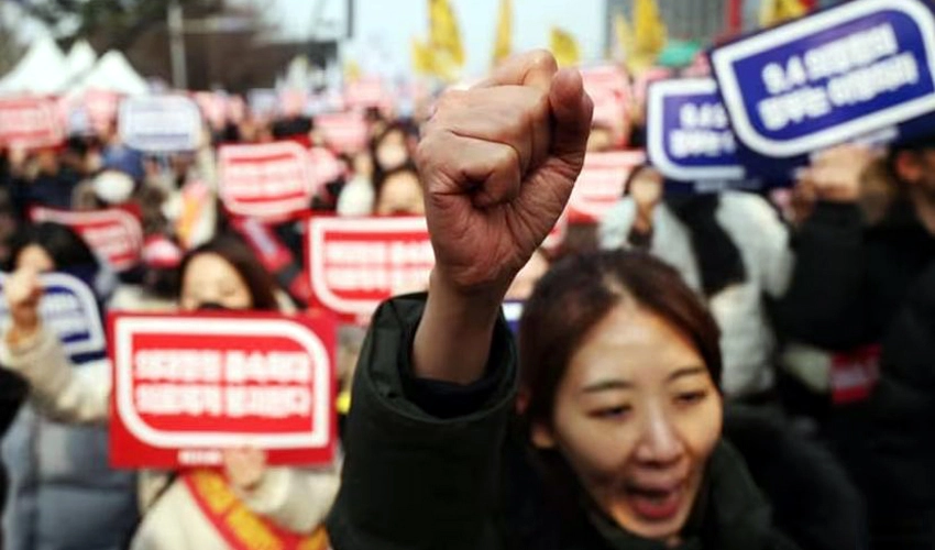 South Korea starts process to suspend licences of 4,900 striking doctors