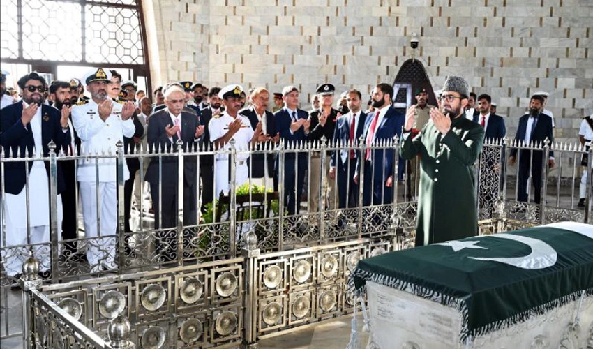 President Asif Zardari pays visit to Mazar-e-Quaid