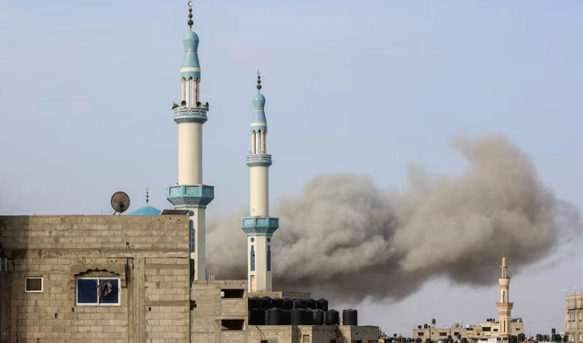 Israel continues to bomb Gaza City and Rafah, martyrs' toll at 32,490