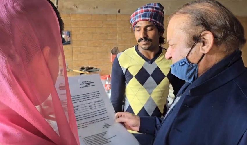 Nawaz Sharif, CM Maryam visit bakers to check Roti price