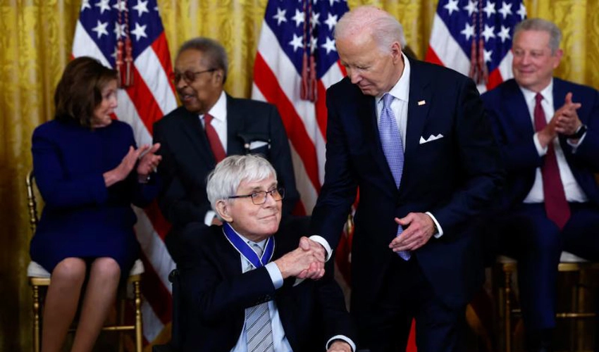 Biden bashes Trump, honors top US Democrats at medal ceremony