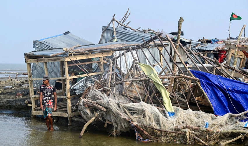 Cyclone toll in Bangladesh and India rises to 65