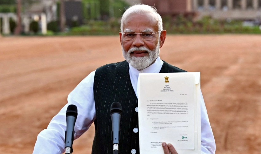 Modi invited to form govt, swearing-in on Sunday